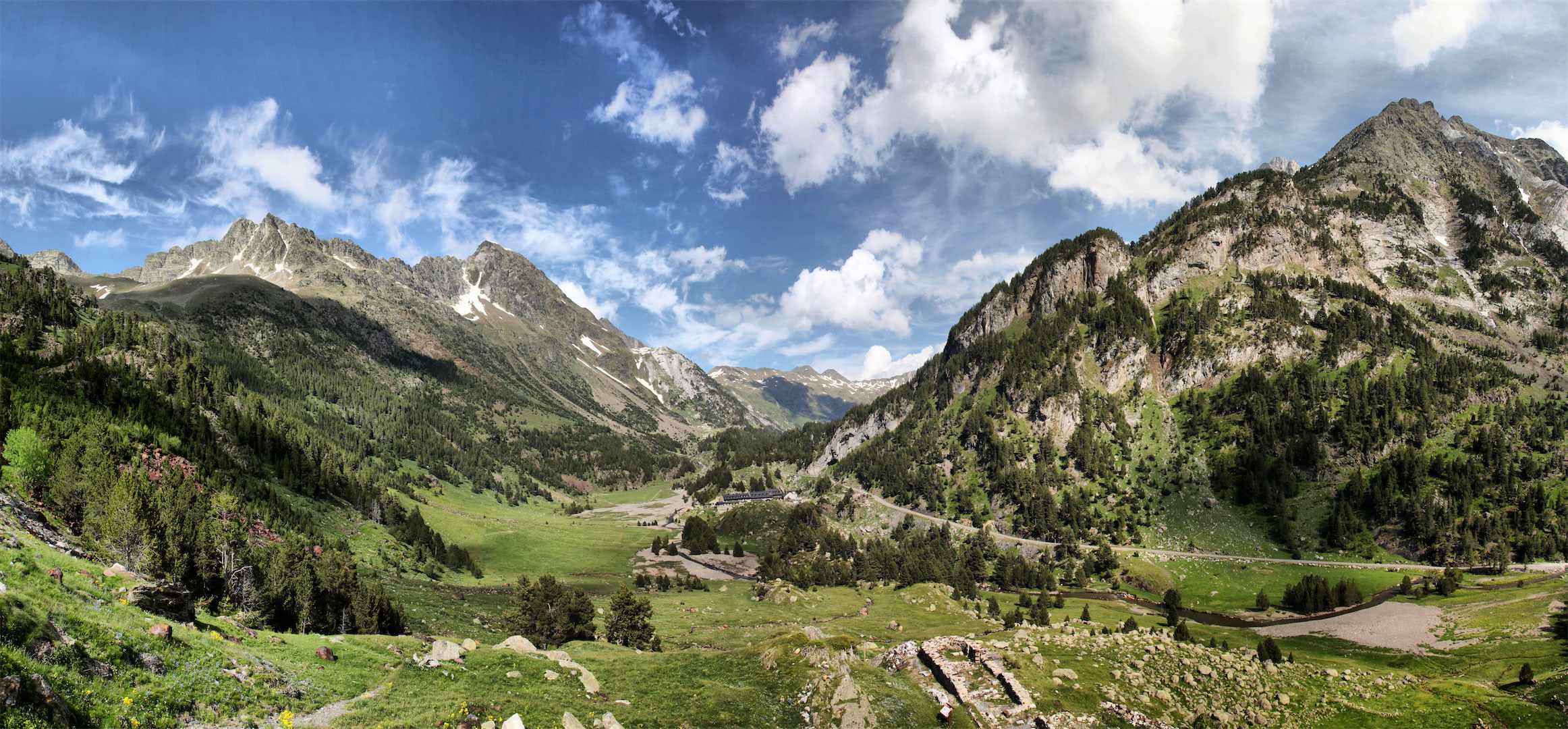 Vista panorámica del Llano del Hospital de Benasque en pleno verano, al fondo el pico Salvaguardia y potillón de Benasque