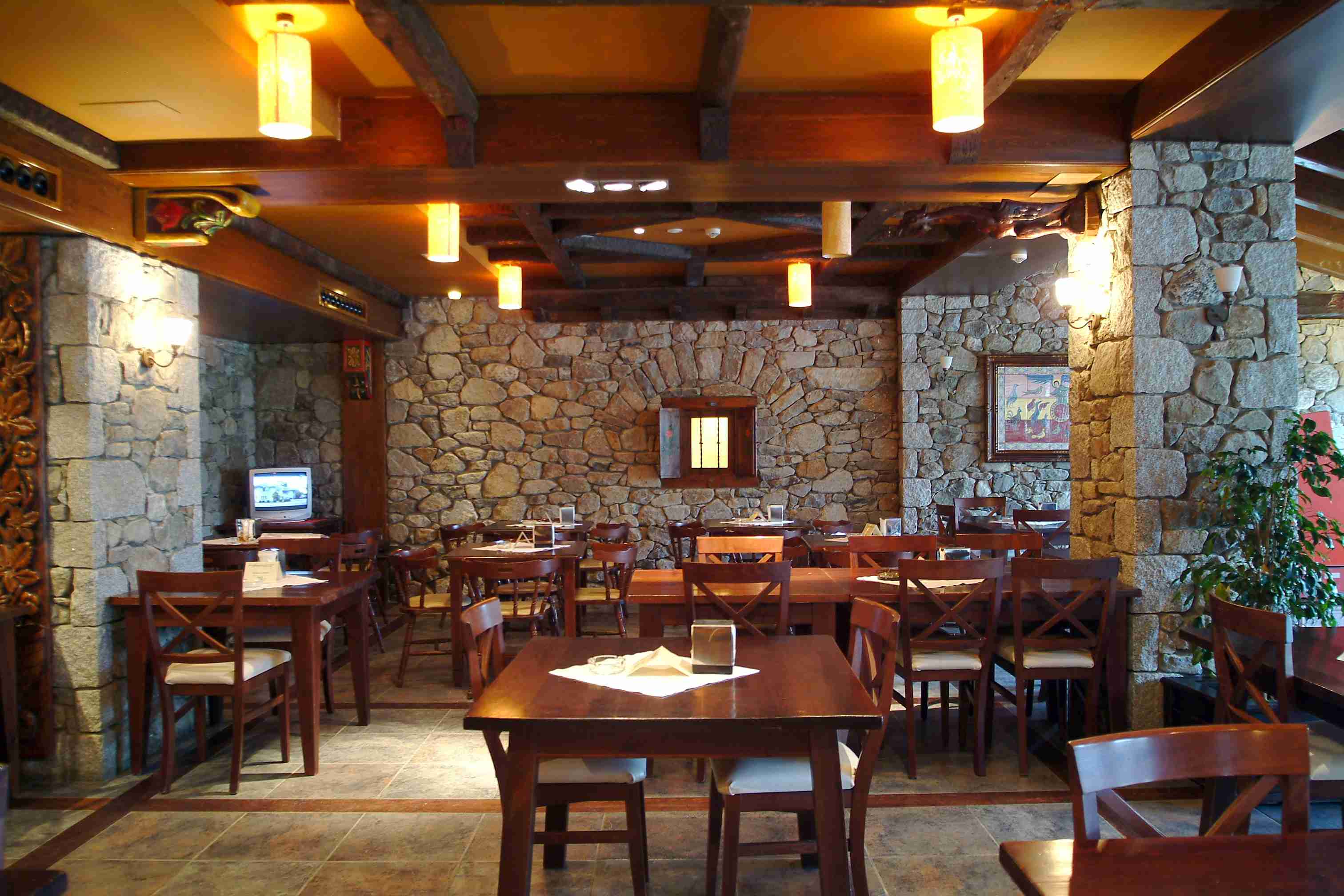 Mesas con televisión en la cafetería de los Llanos del Hospital