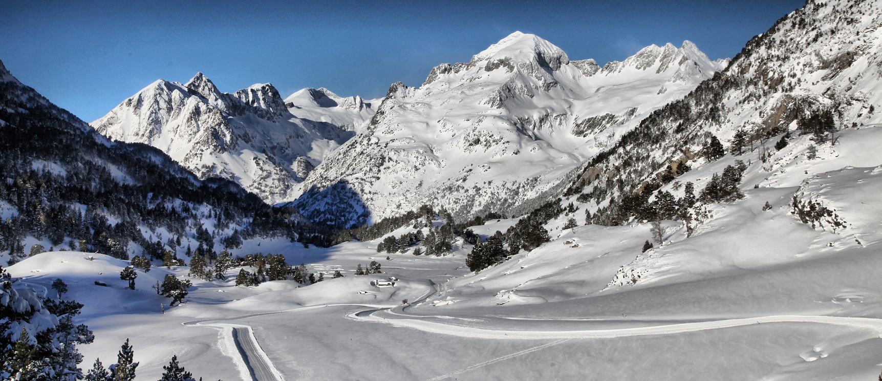 Panorámica del refugio Plan de Estan cubierto de nieve en los Llanos del Hospital